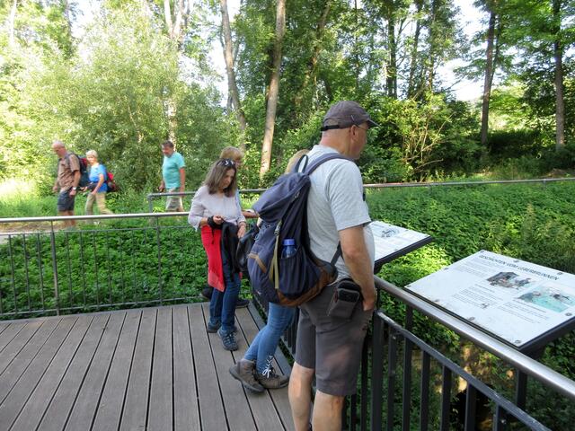 Die ersten waren an den Infotafeln beim Leberbrunnen schon angekommen