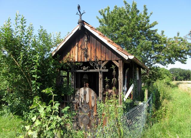 Gleich daneben ein schmuckes kleines Gartenhaus