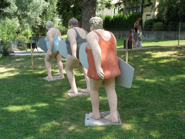 Die Alltagsfiguren von Christel Lechner sind auf Surfurlaub in Nordheim