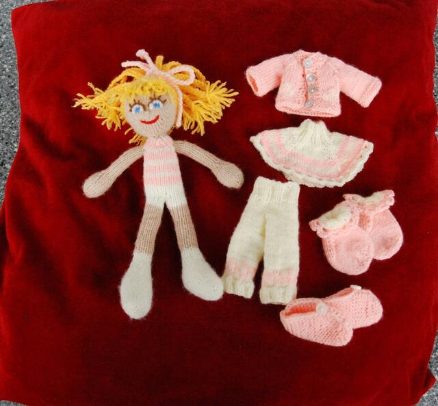 Jutta Koster verschenkt gerne selbst gestrickte Puppen. | Foto: Jutta Koster