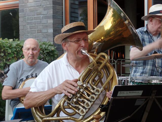 Detlev Tietz (vorne) liefert mit seiner Helikonbasstuba das musikalische Fundament. Abu Schäfer (l) spielt Banjo und Rudi Trinkaus (r) das Schlagzeug.