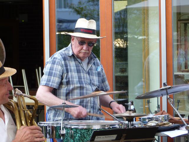 Rudi Trinkaus von den „Feetwarmers“, ist ein Drummer der alten Schule.