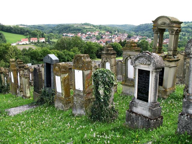 auf Kurzurlaub im Hohenloher Land: Jüdischer Friedhof mit Blick auf Hohebach/Jagst