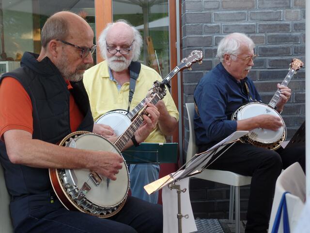 Eine rhythmisch konzentrierte Banjogruppe bilden Ernst Knorpp, Hans-Joachim Hepting und Dr. Norbert Schmidt (v.l.n.r.)