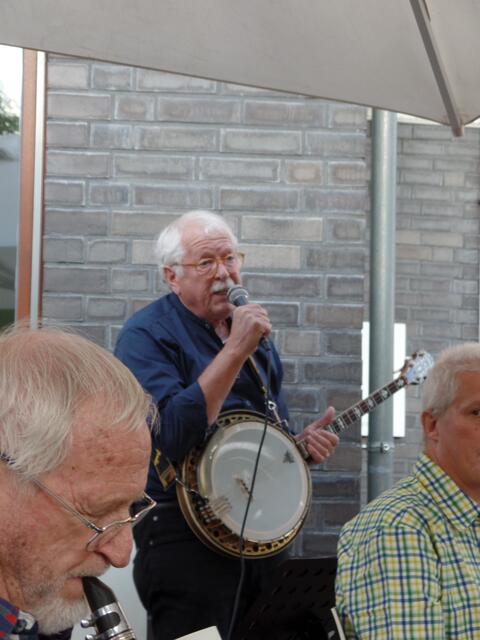 Banjoist Dr. Norbert Schmidt von den „Stäffeles Banjo Rutschern“ aus Stuttgart hier einmal als Sänger.