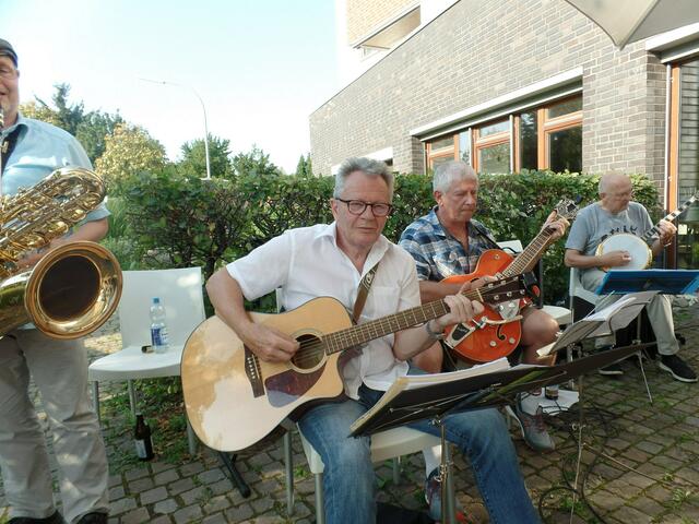 Rhythmus ist ihr Hobby: Andreas Voigt am Bass-Saxophon, Eddi Schramm, Thomas Eichner und Abu Schäfer an Gitarren und Banjo (v.l.n.r.)