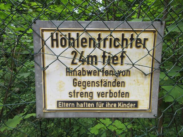 Der Höhlentrichter ist bestimmt im Winter ohne Grün noch beeindruckender, aber auf dem Foto kaum darstellbar.