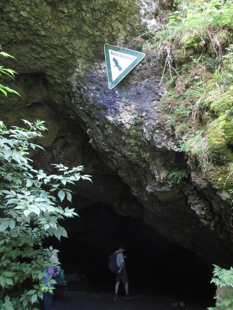 Diese Höhle heißt "Das Steinerne Haus" und man kann hinein gehen. Erich ist allerdings recht schnell gebremst worden durch ein Gitter, über das man hinwegklettern müsste. Das war uns zu gefährlich.