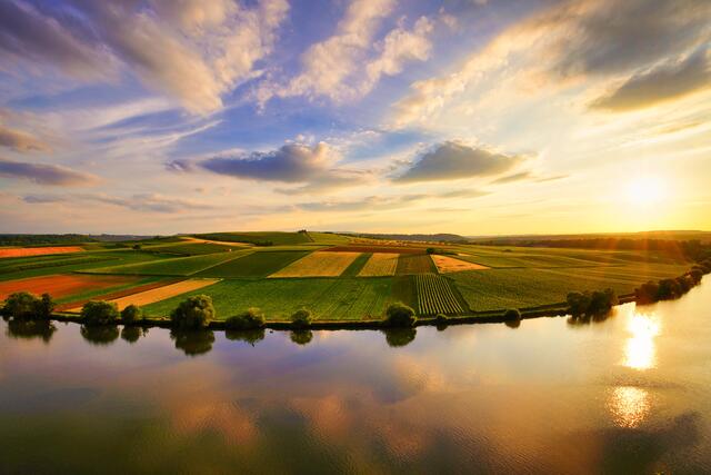 Blick vom Krappenfelsen auf den Neckar und die Kirchheimer Höhe bei Sonnenuntergang