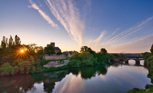 Rathausburg und alte Neckarbrücke in Lauffen am Morgen