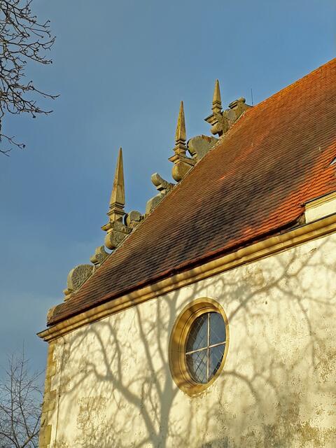 Baumschatten auf der Liebensteiner Schlosskapelle