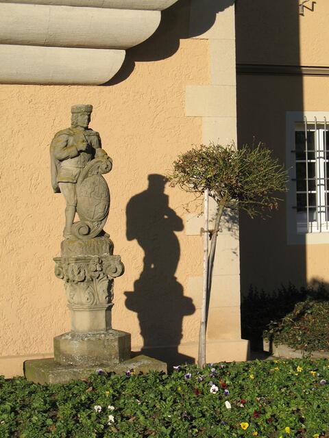 vor dem Rathaus in der Burg Lauffen