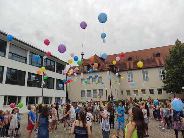 Wir lassen euch flattern - so verabschiedet sich die Georg-Fahrbach-Schule Ingelfingen von ihren Viertklässlern