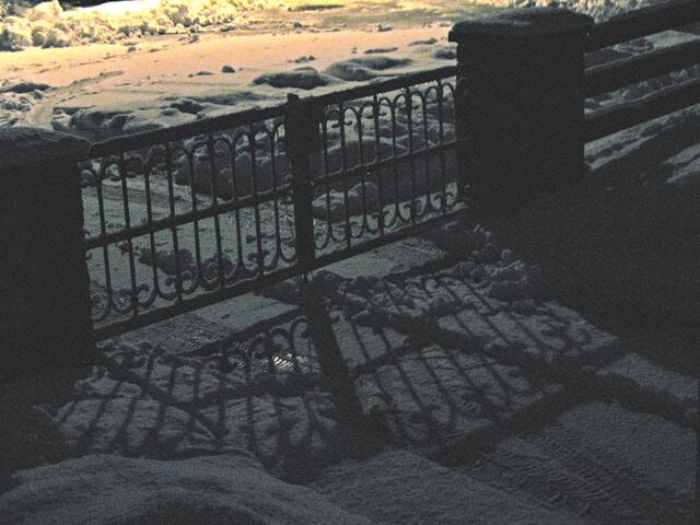 Winternacht. Lichtquelle ist die Straßenlaterne