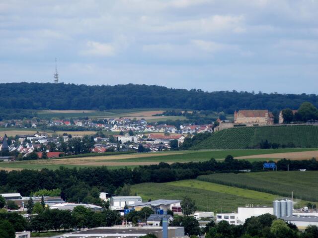 Noch ein Blick über Abstatt nach Untergruppenbach. Stettenfels rechts und links der Schweinsberg-Fernmeldeturm.