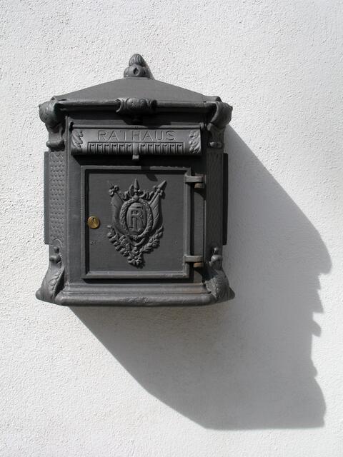 nobler Rathaus-Briefkasten