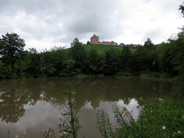Die Burg Wildeck spiegelt sich im See ohne Namen, der vom Söhlbach gespeist wird.
