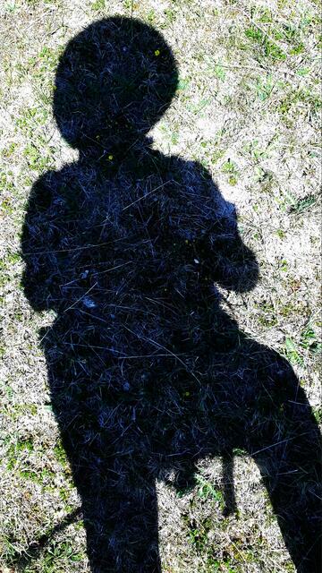 Frau mit Sonnenhut auf dem Campingstühlchen