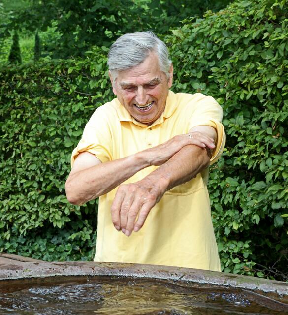 Johann Hofer erfrischt sich. | Foto: Ralf Seidel