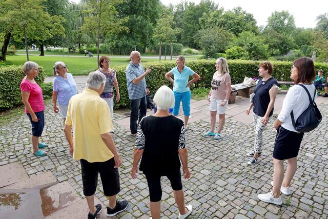 Lars Kochenburger und Irmgard Muhler erklären die kneippsche Lehre. | Foto: Ralf Seidel