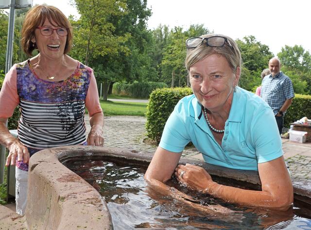 Beate Fritzenschaft (rechts) und Irmgard Muhler am Armbecken. | Foto: Ralf Seidel