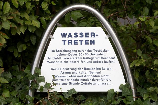 Ein Schild am Kneipp-Becken erklärt die Grundprinzipien. | Foto: Ralf Seidel