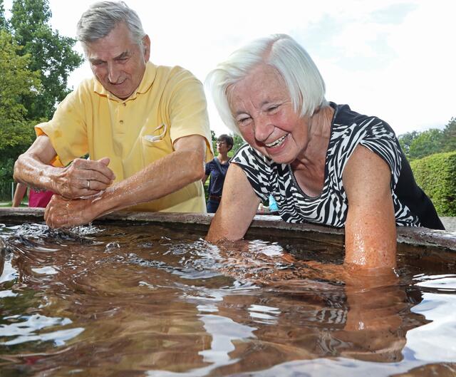 Bis zu den Oberarmen geht es ins kalte Wasser. | Foto: Ralf Seidel