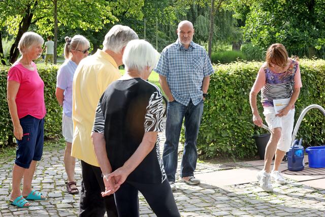 Irmgard Muhler zeigt die Anwendung mit einem Gießrohr. | Foto: Ralf Seidel