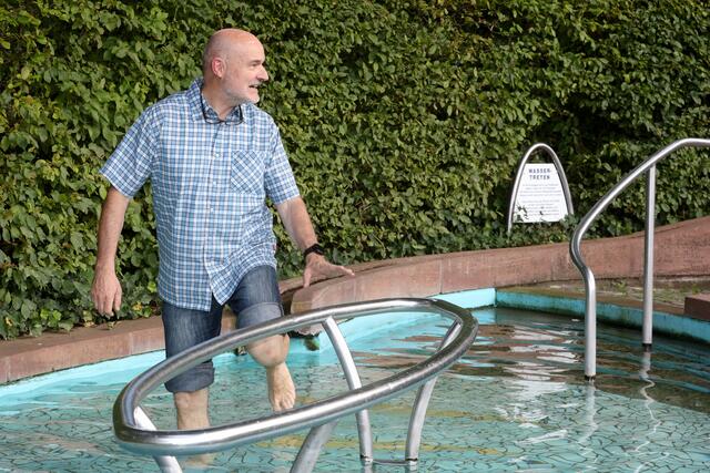 Lars Kochenburger macht den Storchenschritt vor. | Foto: Ralf Seidel