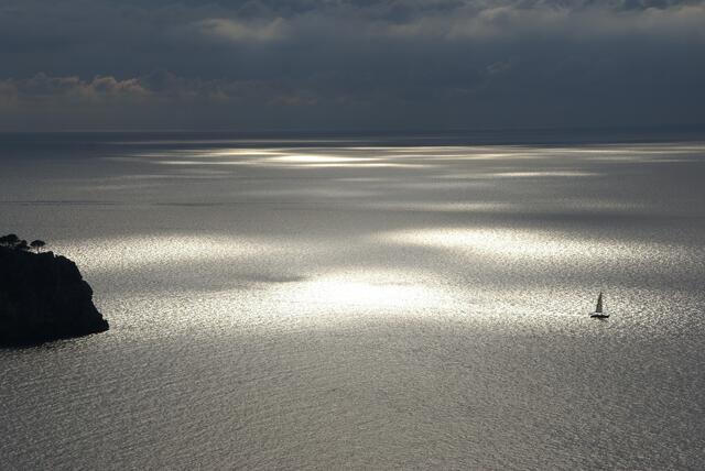 Wolkenschatten auf silbrigem Meer