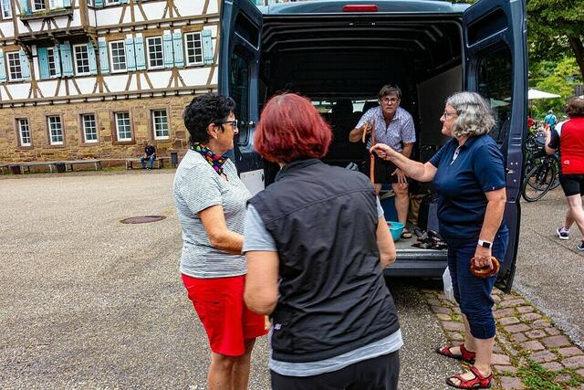 Frische Brezeln und knackige Würste aus dem Besenwagen
