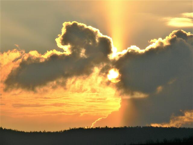 Die Sonne durchbricht den Wolkenschatten