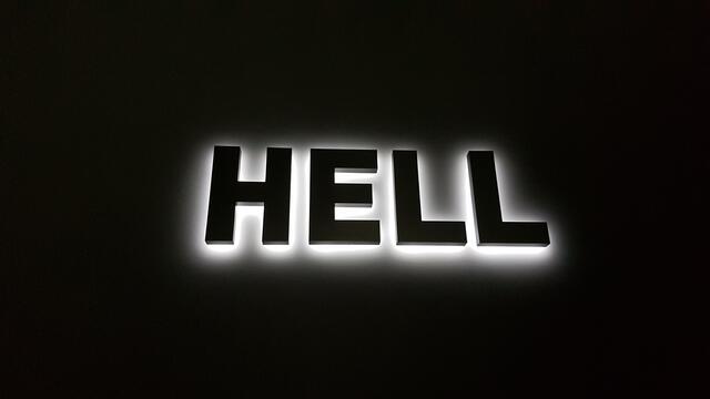 Hell und dunkel