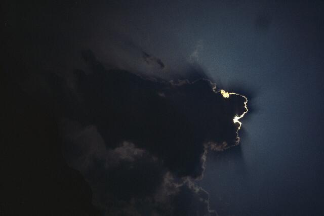 düsterer  Himmel mit Lichtblick