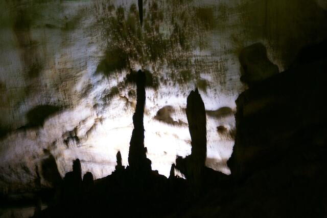 Schattenkonturen von Stalagmiten