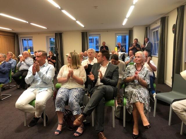 Der voll besetzte Saal "GedankenGut" im Café AusZeit