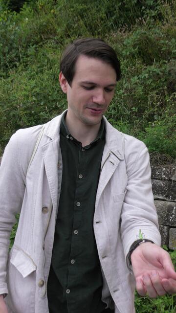 Bundestagskandidat Lars Maximilian Schweizer mit junger grüner Gottesanbeterin auf der Hand | Foto: Die Grünen