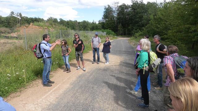 Bei der Heuchelberg-Erddeponie gibt Dr. Andre´Baumann gibt hier Auskunft über die jetzt vorgeschriebene Belassung des Erdaushubs auf Baustellen | Foto: Die Grünen
