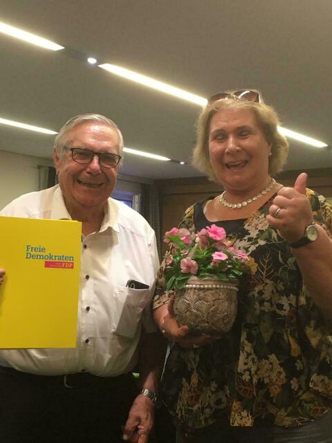 Gerhard und Steffi Feiler bei der Ehrungen von Gerhard für 50 Jahre Mitgliedschaft bei den Freien Demokraten und der Ernennung zum Ehrenmitglied
