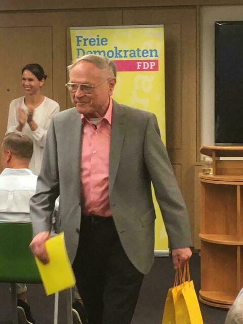 Karl Waldmann, seit 65 Jahren in der FDP, noch immer voll dynamisch