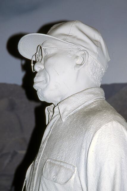 Figur in einem Diorama mit Schattenkontur