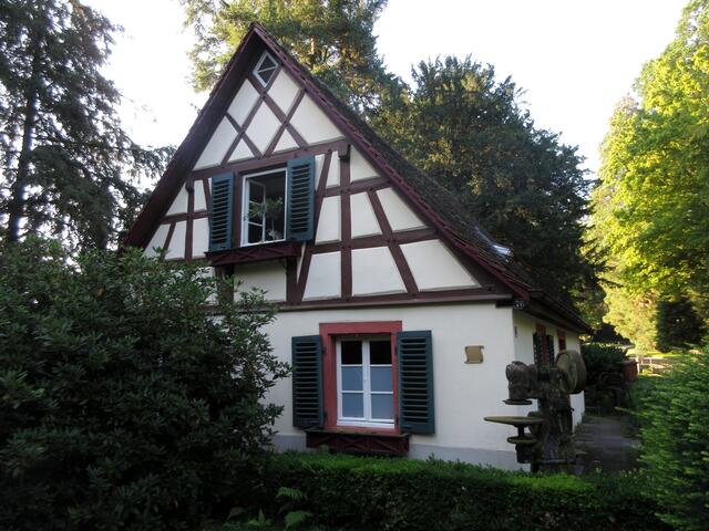 Das Hirtenhäuschen, ein bescheidener Wohnsitz für die Hirten, wurde von Wilhelm I und seiner Frau Augusta zur Rast auf ihren Spaziergängen von Baden-Baden aus genutzt und 1859 kaufte Wilhelm dieses Häuschen.