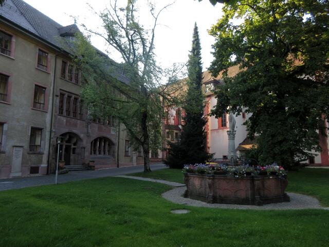 Kloster Lichtenthal, bequem und eben in einem morgendlichen Spaziergang zu erreichen.