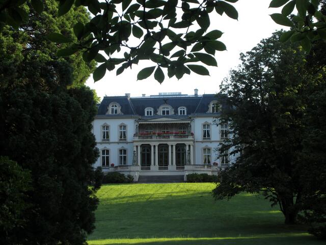 Im krassen Gegensatz steht auf der anderen Uferseite dieses Palais Biron, das heute das Tagungshaus der Wirtschaft und im Besitz der IHK Karlsruhe ist. Na da wissen doch die Mitglieder, wo ihr Geld hin fließt.