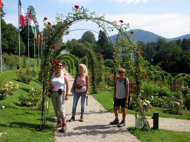 Jeder Rosenfreund sollte hier einmal gewesen sein. Die Wanderer sind nun keine Ziergarten-Spezialisten und deshalb wollte sie die Anlage zwar besuchen, aber für einen längeren Aufenthalt fehlt der Sachverstand.