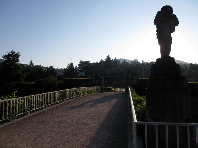 Nach etwa einem Kilometer Wegstrecke erreicht man die Gönneranlage. Bereits hier gibt es über 10.000 Rosenstöcke, aber auch Skulpturen und eine Brunnenanlage. Der Park ist nach dem ehemaligen OB Albert Gönner benannt, wurde aber vom "Kaffeekönig" Sielcken als Geschenk für seine Gattin angelegt.