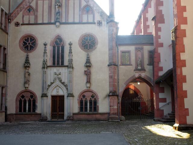 Atemberaubend, wie hier die Sonne durch das Gemäuer kriecht und die "Lampe" hinter dem Gitter scheint zu leuchten.