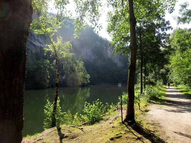 Nun liegt der See schon hinter uns und beeindruckt beim Blick zurück mit der mächtigen Felswand.