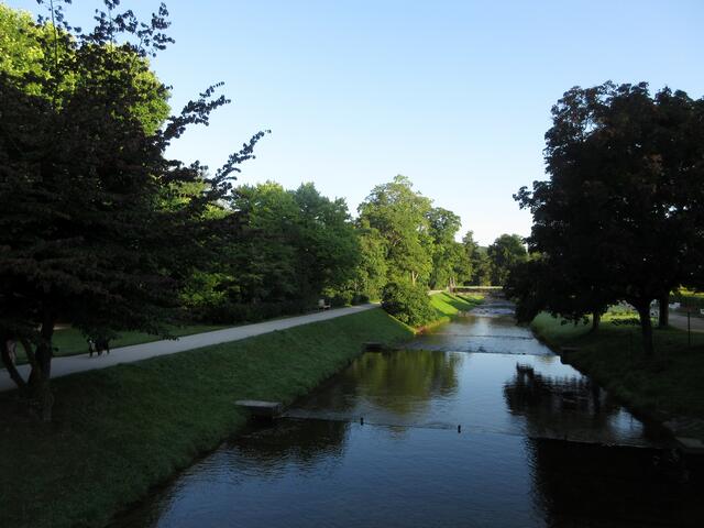 Licht und Schatten entlang der Lichtenthaler Allee und Spiegelungen in der Oos.