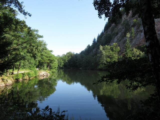 Der Mut bestand darin, hinab zu steigen, um direkt am Waldenecksee heraus zu kommen. Der eigentliche Weg bleibt oben. Aber dieses Panorama sollte man nicht verpassen.